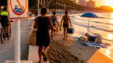 Torrevieja: vuelve la 'carrera' por la primera línea en la playa del Cura y reabre el debate sobre reservas
