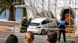 Un coche embiste el andamiaje de la ermita de San Telmo en Santa Cruz de Tenerife y sus ocupantes huyen