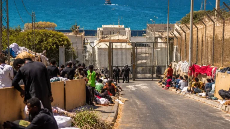 Ceuta afronta una nueva crisis migratoria con el CETI desbordado y centenares en la calle