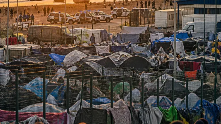 Ceuta registra más de 1.000 entradas irregulares en una semana y el CETI colapsa