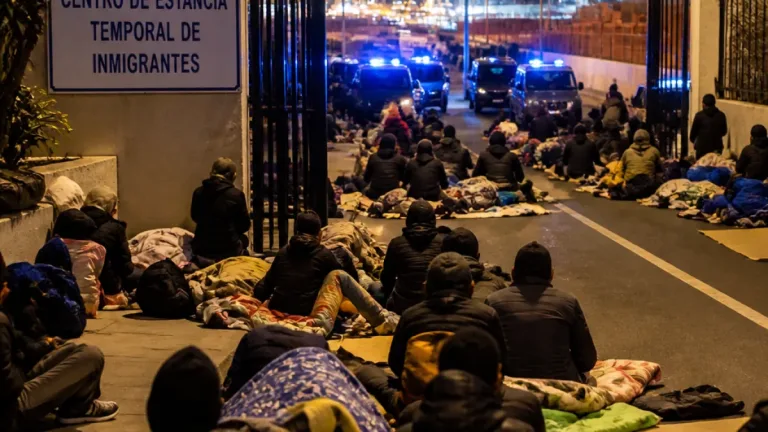 Colapso en el CETI de Ceuta tras oleada marítima deja a unas 150 personas esperando en la carretera