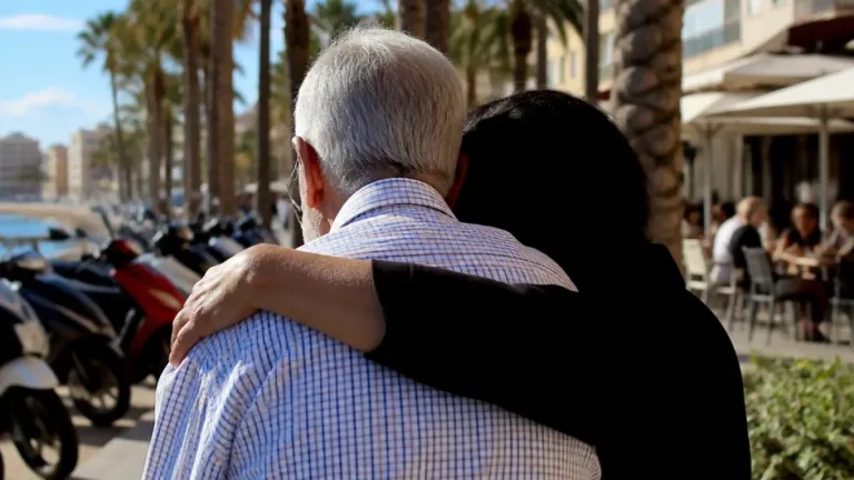 En Torrevieja, un robo mediante un 'abrazo' a un anciano ocurrido en febrero reabre la alerta sobre fraudes a mayores