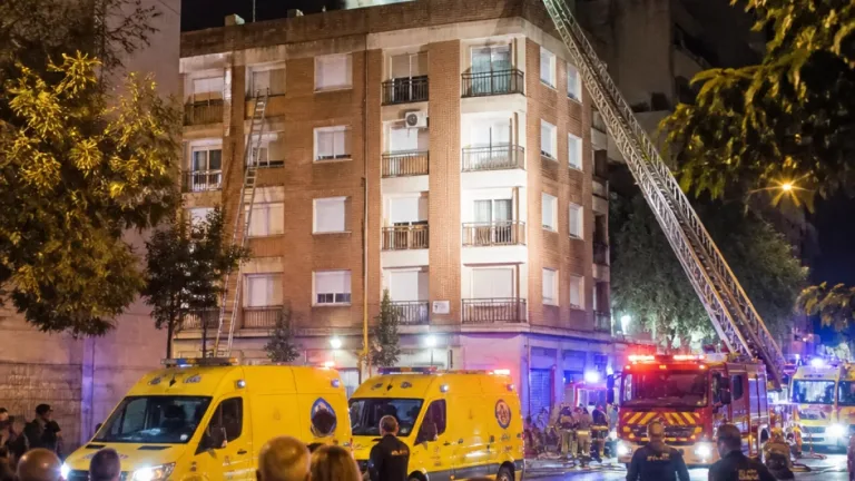 Incendio nocturno en Badalona deja siete afectados y la Guardia Urbana investiga posibles indicios