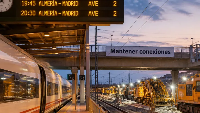 La Mesa del Tren exige a Renfe mantener dos enlaces directos entre Almería y Madrid