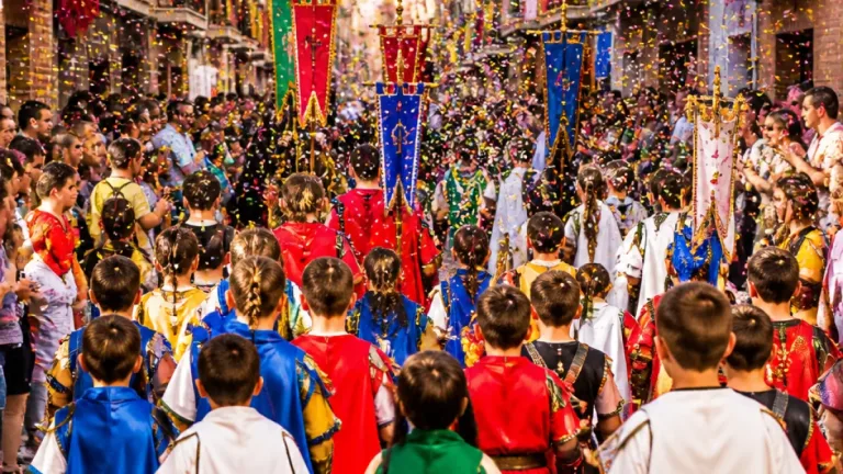 Torrent vive la Entradeta Infantil que reivindica el relevo generacional de sus fiestas